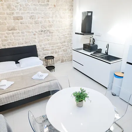 Hidden In The Center Daire Zadar