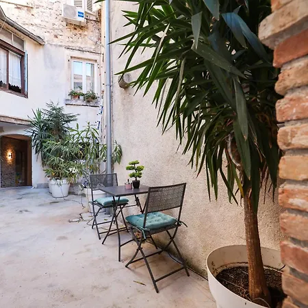 Hidden In The Center Apartman