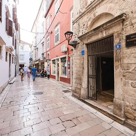 Hidden In The Center Daire