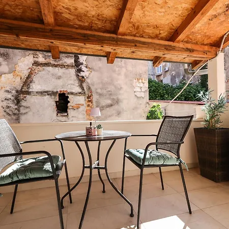 Hidden In The Center Daire Zadar